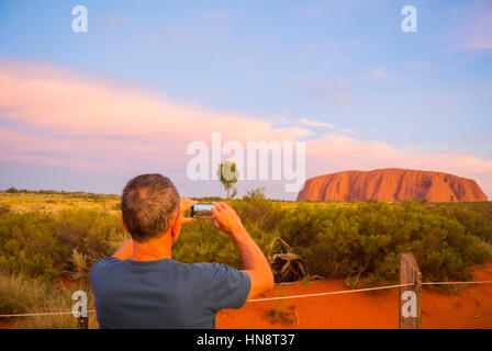 Sonnenuntergang Ayers Rock, Australien Stockfoto