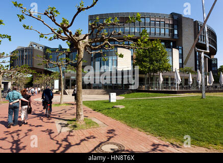 Düsseldorf - 1. Mai 2011: Der Landtag von Nordrhein-Westfalen Gebäude von der frequentierten Parlamentsufer Promenade. Stockfoto