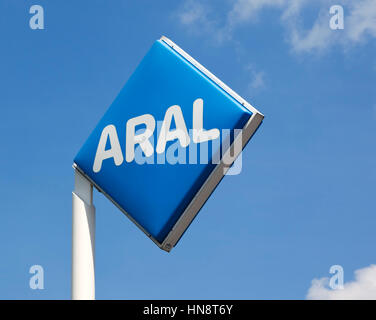 Hamburg, Deutschland - 23. Mai 2011: ARAL Logo auf Post an einer Tankstelle gegen blauen Himmel mit kleinen Wolken. ARAL ist eine Marke der BP p.l.c, die drittgrößte Stockfoto