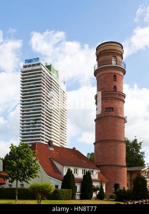 Lübeck-Travemünde, Deutschland-25. Mai 2011: Maritim Hotel und Deutschlands älteste Leuchtturm. Stockfoto