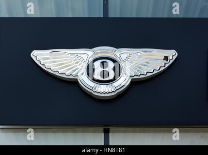 Bentley-Logo auf der Außenseite der Autohaus-Gebäude. Bentley ist ein britischer Luxus-Automobilhersteller mit Sitz in Crewe, England und gehört zur Volkswagen Stockfoto