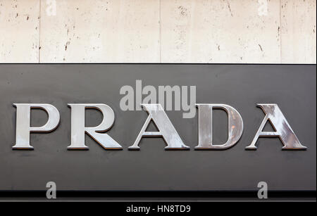 Prada Store in Königsallee Sign. Prada s.p.a. ist ein italienisches Modelabel, spezialisiert auf Luxusgüter mit Sitz in Mailand, Italien. Stockfoto