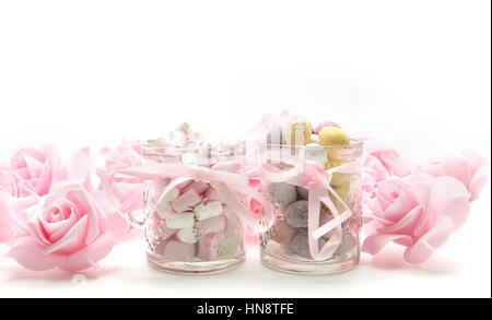 Ostern mit Mini-Eiern behandelt rosa Rosen und Marshmallows auf weißem Hintergrund Stockfoto