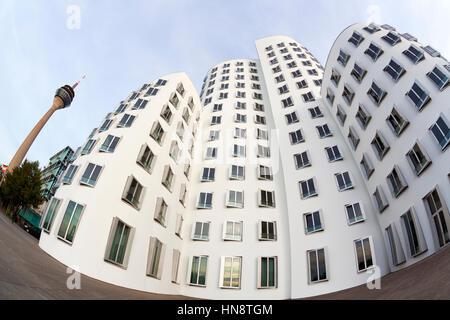 Düsseldorf, Deutschland - 10. September 2011: Fisheye Blick auf Frank Owen Gehrys "Neuer Zollhof" Gebäude auf dem Mediaharbor und dem Rheinturm. Stockfoto