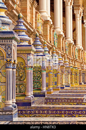 Sevilla, Spanien - 30. April 2016: Detail des bunten handgefertigter Keramik am Plaza de Espana, Sevilla Stockfoto