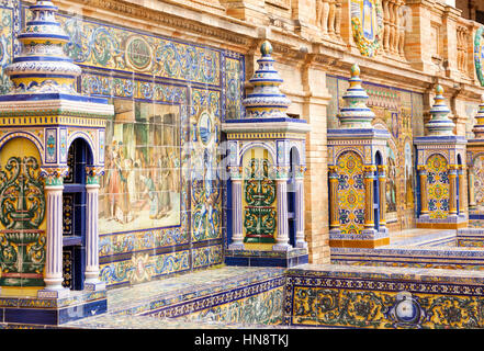 Sevilla, Spanien - 30. April 2016: Detail der künstlerischen Keramik Fliesearbeit der Provinz Nischen am Plaza de Espana Stockfoto