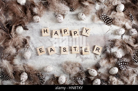 Frohe Ostern mit Holzbuchstaben geschrieben Stockfoto