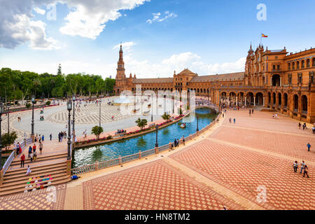 Sevilla, Spanien - 30. April 2016: Blick über die Plaza de Espana, wo Touristen besuchen den berühmten eigelegten. Stockfoto