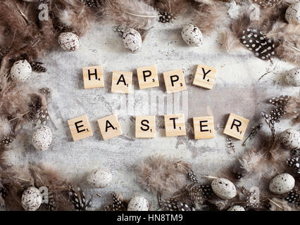 Frohe Ostern mit Holzbuchstaben geschrieben Stockfoto