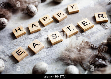 Frohe Ostern mit Holzbuchstaben geschrieben Stockfoto