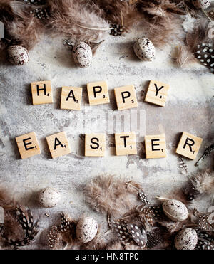 Frohe Ostern mit Holzbuchstaben geschrieben Stockfoto