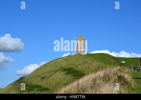 Menschen zu Fuß bis zu den Glastonbury Tor, Glastonbury, Somerset, England, UK. Stockfoto