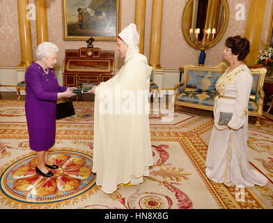 Königin Elizabeth II ist durch seine Exzellenz Herr Abdesselam Aboudrar, der Botschafter von Marokko, begleitet von Frau Saloua Larhrissi, während einer Privataudienz am Buckingham Palace, London Beglaubigungsschreiben überreicht. Stockfoto