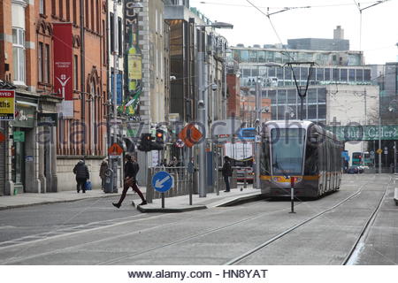 Ein Schuss von einem Dublin Straßenbahn im Zentrum Stadt, wie union Streiks drohen. Stockfoto