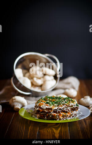 Leber Kuchen gefüllt mit Gemüse auf einem dunklen Holztisch Stockfoto