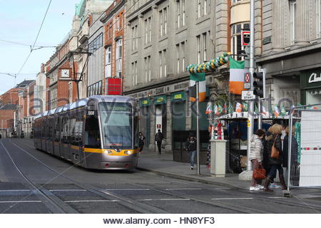 Ein Schuss von einem Dublin Straßenbahn im Zentrum Stadt, wie union Streiks drohen. Stockfoto