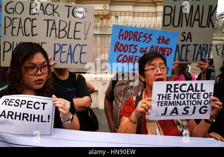 Manila, Philippinen. 9. Februar 2017. Philippinische Aktivisten halten einen Protest fordern die Wiederaufnahme der Friedensgespräche zwischen den kommunistischen Rebellen und der Regierung der Philippinen in Manila, Philippinen am Donnerstag, den 9. Februar. Philippinische Präsident Rodrigo Duterte angekündigt früher die Annullierung der Friedensgespräche zwischen den kommunistischen Rebellen und der Regierung, nachdem Berichte über drei unbewaffneten Soldaten getötet durch neue Volksarmee aufgetaucht. Bildnachweis: Richard James Mendoza/Pacific Press/Alamy Live-Nachrichten Stockfoto