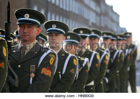 Militärparade in Dublin, Irland, zum Jahrestag des 1916 Steigens. Stockfoto