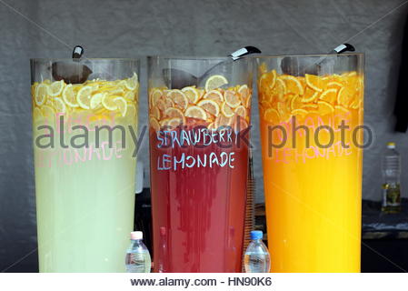 Drei verschiedene Arten von Limonade zum Verkauf an einen stall Stockfoto