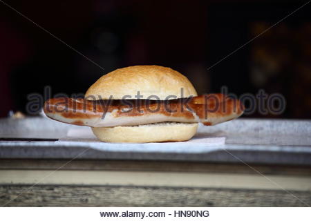 Eine traditionelle bayerische Wurst-Ona-Pappteller in der Stadt Hof-Deutschland Stockfoto