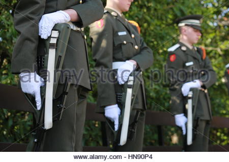 Behandschuhten Händen der irischen Kadetten, wie sie für eine Zeremonie zum Gedenken an die Rising 1916 in Dublin zu Proben. Stockfoto