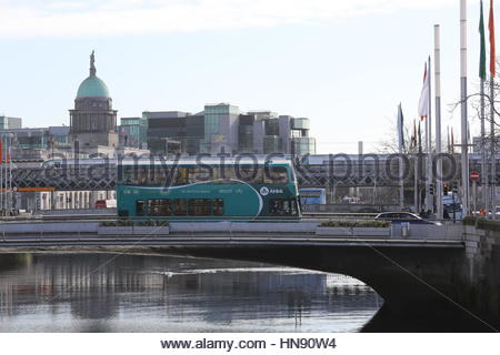 Ein Bus überquert eine Brücke in der Innenstadt von Dublin; Irland als Bus Streiks Webstuhl Stockfoto