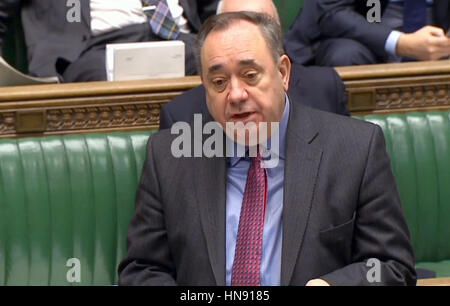 Der SNP-Abgeordnete Alex Salmond spricht im Londoner Unterhaus, wo er einen Kabinettsminister dazu ermutigte, einen für Beckham zu biegen, während er den Ritterschlag des ehemaligen englischen Kapitäns verspottete. Stockfoto