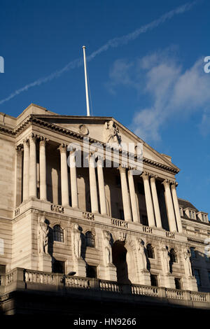 Die Bank of England (BoE) Südfassade mit blauen Himmel im Hintergrund. Stockfoto