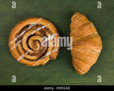 Single Cinnamon Swirl und ein Croissant Frühstück Gebäck Stockfoto