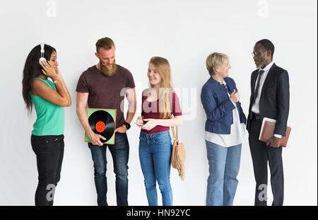 Der vielfältige Menschen im Chat isoliert Gruppenbild Stockfoto