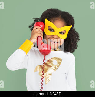 Superhelden-Mädchen mit Telefon-Konzept Stockfoto