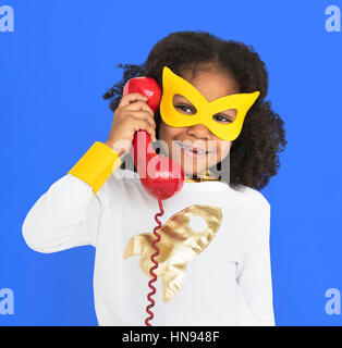 Superhelden-Mädchen mit Telefon-Konzept Stockfoto