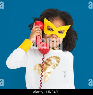 Superhelden-Mädchen mit Telefon-Konzept Stockfoto