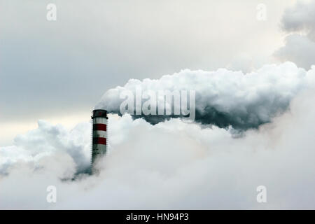 große Wolke von Rauch aus Kraftwerk Schornstein, Luft Verschmutzung Stockfoto