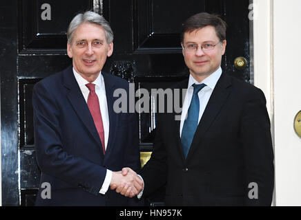 Kanzler Philip Hammond (links) begrüßt Vizepräsident der Europäischen Kommission, Valdis Dombrovskis außerhalb No 11 Downing Street, London. Stockfoto