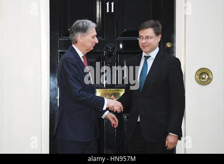 Kanzler Philip Hammond (links) begrüßt Vizepräsident der Europäischen Kommission, Valdis Dombrovskis außerhalb No 11 Downing Street, London. Stockfoto