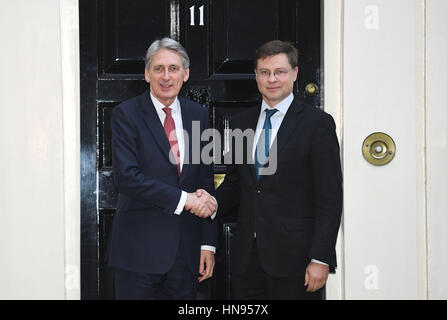 Kanzler Philip Hammond (links) begrüßt Vizepräsident der Europäischen Kommission, Valdis Dombrovskis außerhalb No 11 Downing Street, London. Stockfoto