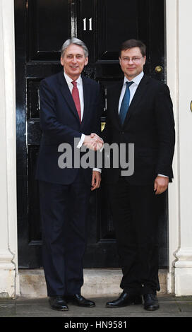 Kanzler Philip Hammond (links) begrüßt Vizepräsident der Europäischen Kommission, Valdis Dombrovskis außerhalb No 11 Downing Street, London. Stockfoto