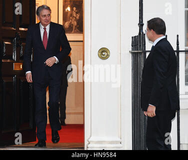 Kanzler Philip Hammond (links) begrüßt Vizepräsident der Europäischen Kommission, Valdis Dombrovskis außerhalb No 11 Downing Street, London. Stockfoto