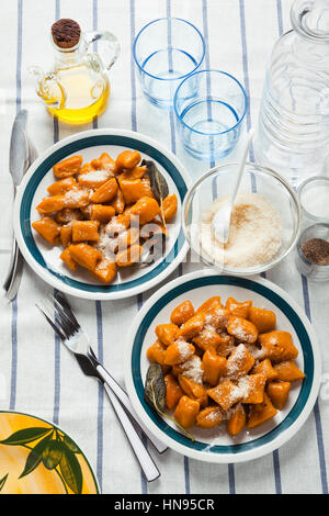 Italienische Teigtaschen. Squash-Kürbis Gnocchi. gesunde vegetarische Kürbis Schale Stockfoto