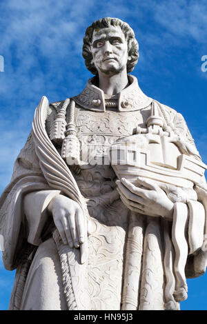 Blick auf die Statue des Heiligen Vinzenz von Saragossa im Stadtteil Alfama beschnitten. Lissabon, Portugal Stockfoto