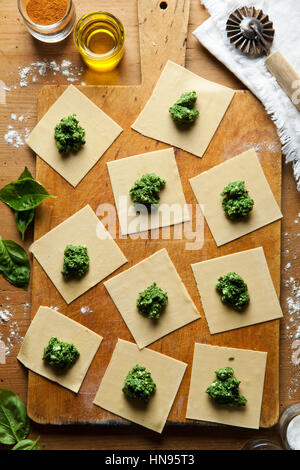 Frisch zubereitete hausgemachte Ravioli für Abendessen Stockfoto