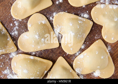 frische italienische Ravioli in Form von Herzen. Essen-Hintergrund. Stockfoto