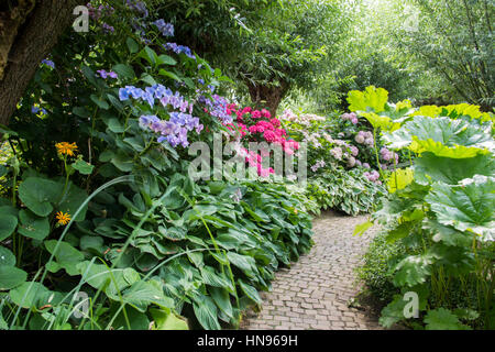 Blumen in großen englischen Garten in rot grün rosa lila und andere Farben Stockfoto