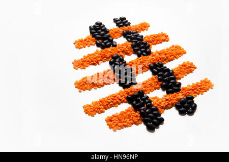 zwei Arten von Hülsenfrüchte: schwarze Bohnen und roten Linsen Stockfoto
