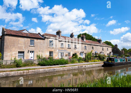 Canalside Cottages und Liegeplätze am Kennet und Avon Kanal bei Bathampton, Somersert, England, UK Stockfoto