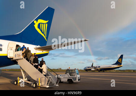 Ryanair-Flugzeug mit Regenbogen am Flughafen Bristol, England, UK Stockfoto