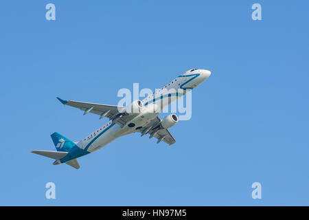 München, Deutschland - 6. Mai 2016: Jet-Flugzeug Embraer E-Jet ERJ-195 von Air Dolomiti italienischen Fluggesellschaften Sie vom internationalen Flughafen München nehmen eine Stockfoto