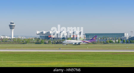 München, Deutschland - 6. Mai 2016: Turbojet Passagierflugzeug Boeing 747-400 Thai Airways International Airlines des Rollens auf Pushback Schlepper in München int