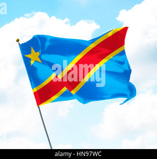 Flagge der Demokratischen Republik Kongo erhoben bis in den Himmel Stockfoto